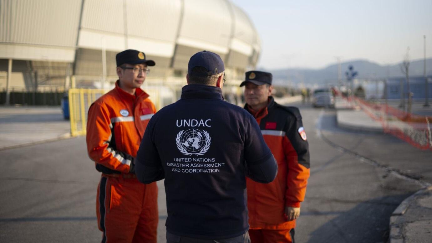 UNDAC member discussing port with local authorities