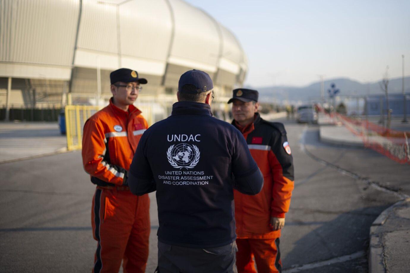 UNDAC member discussing port with local authorities